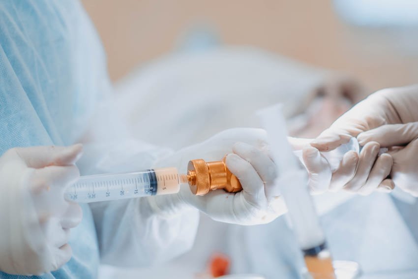 Povečanje prsi z lipofilingom z brizgalko